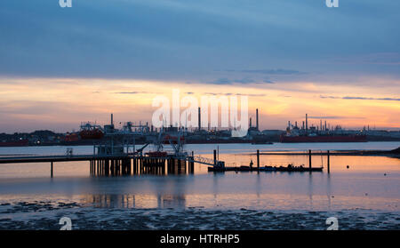 Coucher du soleil sur le Solent, Hampshire, Royaume-Uni Warsash jetée avec Fawley raffinerie de pétrole dans l'arrière-plan