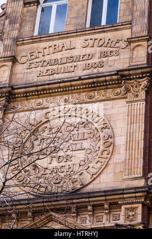 Magasins sur la rue centrale de Powis, Woolwich, Londres, Angleterre, Royaume-Uni Banque D'Images