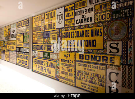 Afficher des publicités en carreaux de céramique, Musée Centro Ceramica, Triana, Séville, Espagne Banque D'Images