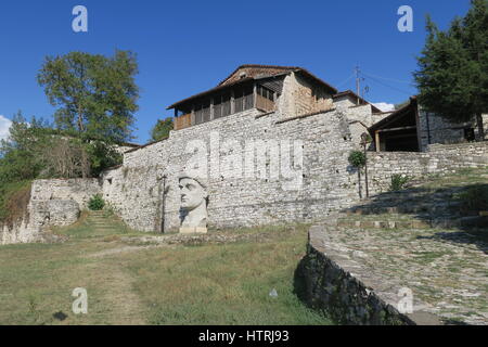 Berat est château forteresse surplombant la ville de Berat. tête géante de Constantin le Grand, 272-337 ad, empereur romain Banque D'Images