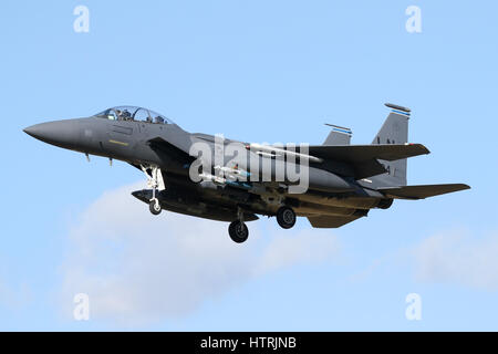 492e Escadron de chasse F-15E de retourner à RAF Lakenheath chargé avec des GBU-12 Paveway bombes à guidage laser. Corps bleus indiquent d'exercice. Banque D'Images