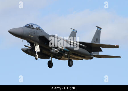 492e Escadron de chasse F-15E de retourner à RAF Lakenheath chargé avec des GBU-12 Paveway bombes à guidage laser. Corps bleus indiquent d'exercice. Banque D'Images