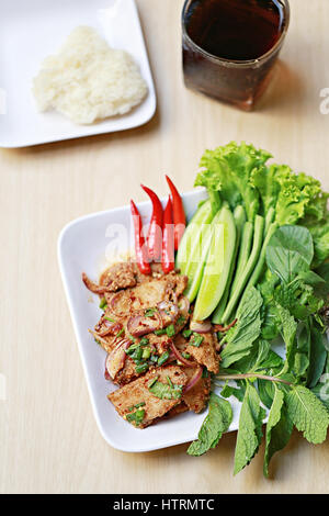 Rôti de porc salade épicée de style Thai foods pour la conception d'arrière-plan de régime. Banque D'Images