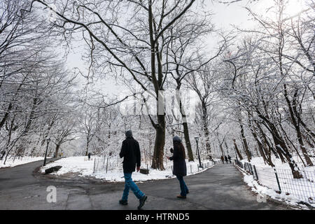 Les visiteurs de Central Park à New York, le vendredi 10 mars 2017 à l 'hiver' comme neige mouillée s'accroche aux branches des arbres. Un comité consultatif de l'hiver est en vigueur avec New York City prévoit d'obtenir entre 3 et 5 pouces de neige. Le comité consultatif est en vigueur jusqu'à 2h00. (© Richard B. Levine) Banque D'Images