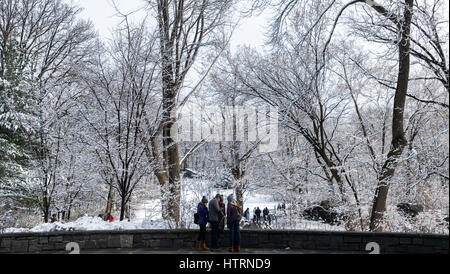 Les visiteurs de Central Park à New York, le vendredi 10 mars 2017 à l 'hiver' comme neige mouillée s'accroche aux branches des arbres. Un comité consultatif de l'hiver est en vigueur avec New York City prévoit d'obtenir entre 3 et 5 pouces de neige. Le comité consultatif est en vigueur jusqu'à 2h00. (© Richard B. Levine) Banque D'Images