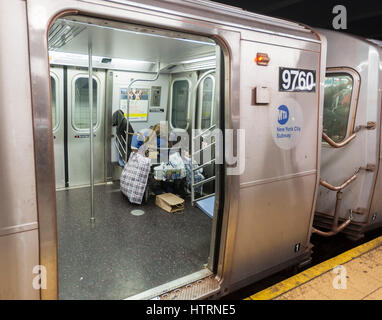 Une personne sans-abri dort sur le métro de New York, le vendredi 10 mars, 2017. (© Richard B. Levine) Banque D'Images