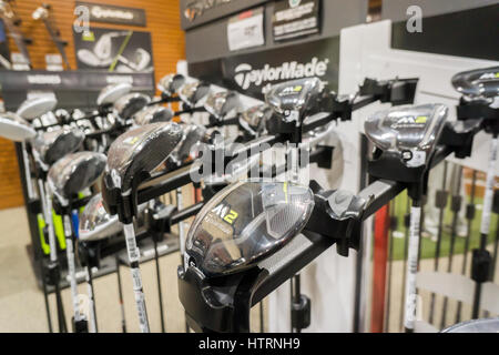 TaylorMade golf de marque dans le nouveau Dick's Sporting Goods store dans le quartier de Glendale de Queens à New York lors de la grande ouverture des ventes sur Samedi, Mars 11, 2017. TaylorMade est une marque d'Adidas qui serait d'essayer de le vendre avec pas de chance. (© Richard B. Levine) Banque D'Images