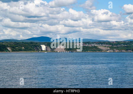 Vue des chutes Montmorency à partir de l'extrémité ouest de l'Île d'Orléans Banque D'Images