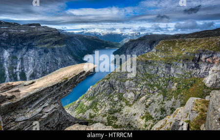 L'Étonnant Trolltunga en Norvège. La légende veut qu'un troll ludique voulu tester les légendes et la langue d'une grotte au lever du soleil. S'il Banque D'Images