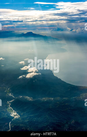 Vue aérienne de l'île Flores près de la ville de Maumere dans la province d'Indonésie de Nusa Tenggara est. Banque D'Images