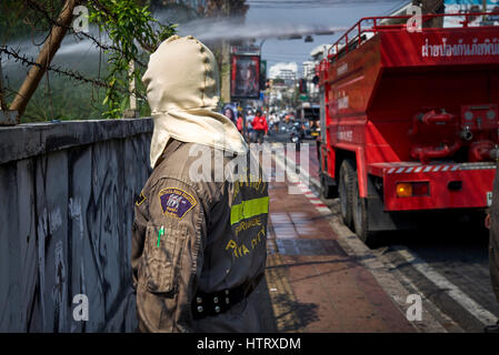Fireman Thaïlande participant à un incident et à l'aide d'un canon de l'eau. Pattaya Thaïlande Asie du sud-est Banque D'Images
