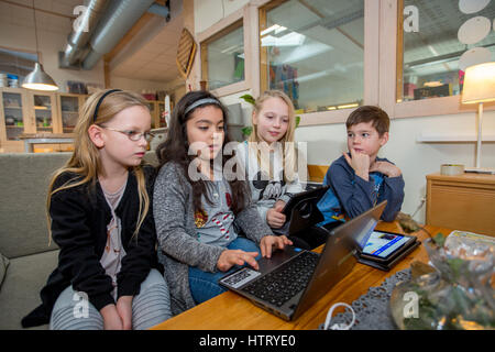 Les enfants utilisent des ordinateurs dans leur enseignement, en Suède. Banque D'Images