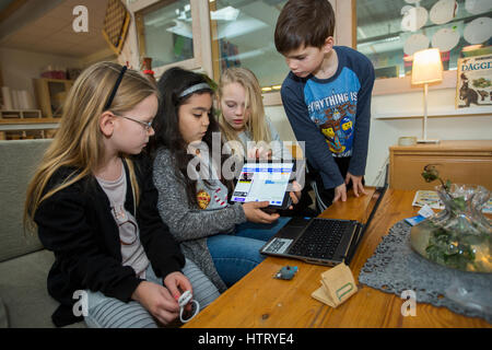 Les enfants utilisent des ordinateurs dans leur enseignement, en Suède. Banque D'Images