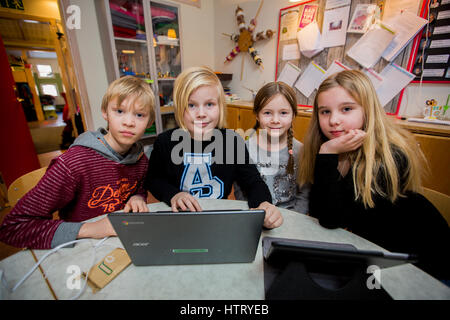 Les enfants utilisent des ordinateurs dans leur enseignement, en Suède. Banque D'Images