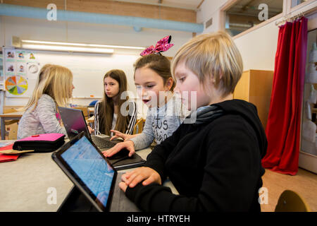 Les enfants utilisent des ordinateurs dans leur enseignement, en Suède. Banque D'Images