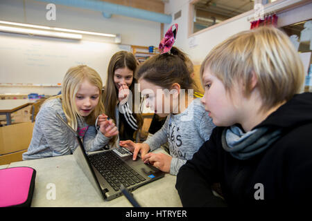 Les enfants utilisent des ordinateurs dans leur enseignement, en Suède. Banque D'Images