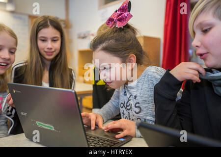 Les enfants utilisent des ordinateurs dans leur enseignement, en Suède. Banque D'Images