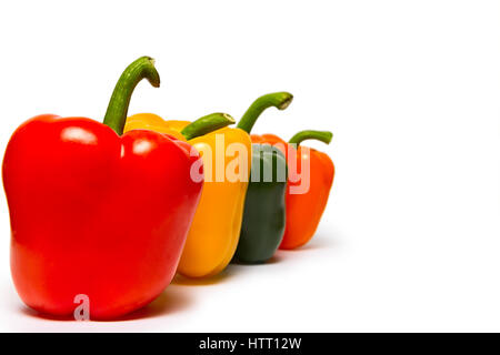 Rouge Vert et orange poivrons doux isolé sur fond blanc Banque D'Images