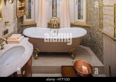 Intérieur salle de bains classique, à l'ancienne baignoire spa Banque D'Images