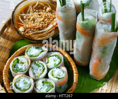 Vietnam, goi cuon est l'alimentation de rue, que de délicieux rouleaux, enveloppés de crevettes, porc, légumes, petit pain dans du papier de riz, avec accompagnements : sauce, Banque D'Images