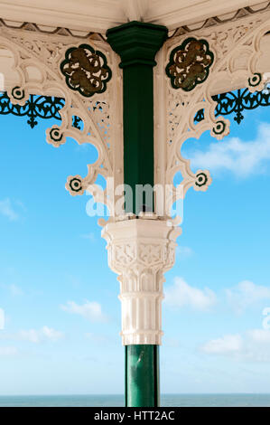 Le kiosque sur le front de mer de Brighton a été conçu par l'Arrondissement de Brighton arpenteur, Phillip Lockwood, et achevée en 1884. Il a été restauré en 2009. Banque D'Images