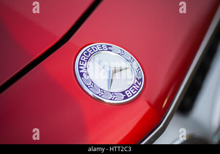 Hannover / Allemagne - 12 mars 2017 : mercedes benz logo sur une voiture rouge Banque D'Images