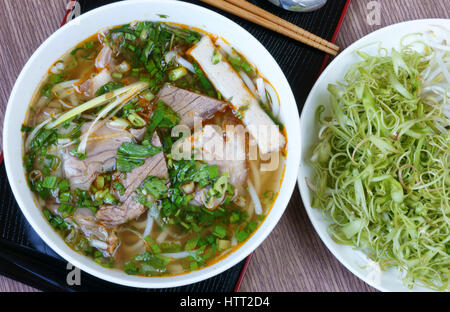 Bun Bo Hue est populaire soupe vietnamienne contiennent des vermicelles de riz (bun) et de viande bovine, c'est l'alimentation de rue ou un repas délicieux, salé bol de nouilles avec des légumes Banque D'Images