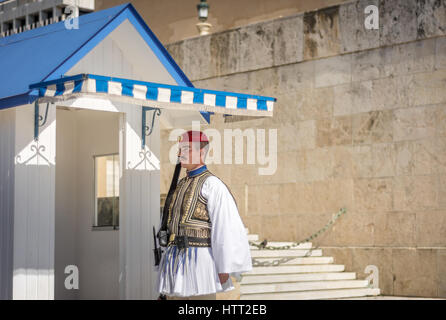 Athènes, Grèce - mars 5, 2017 : Evzonas habillés en uniforme de l'armée grecque traditionnelle (Tsolias) qui montent la garde au Soldat inconnu monument Tomp Banque D'Images