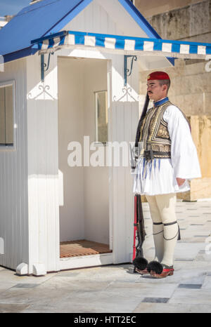 Athènes, Grèce - mars 5, 2017 : Evzonas habillés en uniforme de l'armée grecque traditionnelle (Tsolias) qui montent la garde au Soldat inconnu monument Tomp Banque D'Images