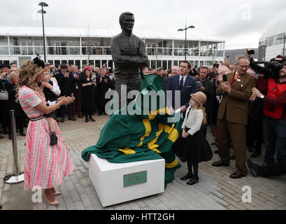 AP McCoy dévoile une statue de lui-même au cours de la journée Champion 2017 Cheltenham Festival à l'Hippodrome de Cheltenham. Banque D'Images