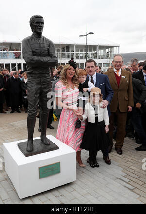 AP McCoy dévoile une statue de lui-même au cours de la journée Champion 2017 Cheltenham Festival à l'Hippodrome de Cheltenham. Banque D'Images