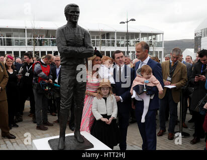 AP McCoy dévoile une statue de lui-même au cours de la journée Champion 2017 Cheltenham Festival à l'Hippodrome de Cheltenham. Banque D'Images