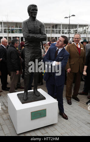 AP McCoy dévoile une statue de lui-même au cours de la journée Champion 2017 Cheltenham Festival à l'Hippodrome de Cheltenham. Banque D'Images