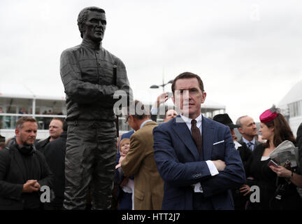 AP McCoy dévoile une statue de lui-même au cours de la journée Champion 2017 Cheltenham Festival à l'Hippodrome de Cheltenham. Banque D'Images