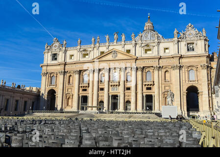 La basilique de la place Saint Pierre, façade de l'église du Vatican à Rome voir au lever du soleil s'allume pas de personnes Banque D'Images