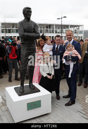 AP McCoy dévoile une statue de lui-même au cours de la journée Champion 2017 Cheltenham Festival à l'Hippodrome de Cheltenham. ASSOCIATION DE PRESSE Photo. Photo date : mardi 14 mars, 2017. Voir l'activité de course histoire de Cheltenham. Crédit photo doit se lire : David Davies/PA Wire. RESTRICTIONS : Editorial uniquement, à des fins commerciales est soumise à l'autorisation préalable de la Jockey Club/Cheltenham Racecourse Banque D'Images