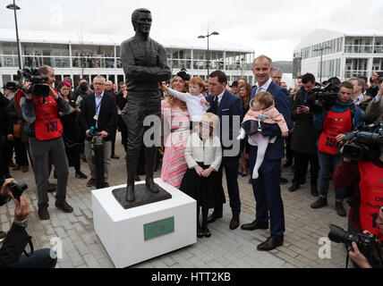 AP McCoy dévoile une statue de lui-même lors de la journée Champion du Festival Cheltenham 2017 à l'hippodrome de Cheltenham. APPUYEZ SUR ASSOCIATION photo. Date de la photo: Mardi 14 mars 2017. Voir PA Story RACING Cheltenham. Le crédit photo devrait se lire comme suit : David Davies/PA Wire. Banque D'Images