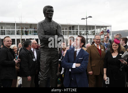 AP McCoy dévoile une statue de lui-même au cours de la journée Champion 2017 Cheltenham Festival à l'Hippodrome de Cheltenham. Banque D'Images