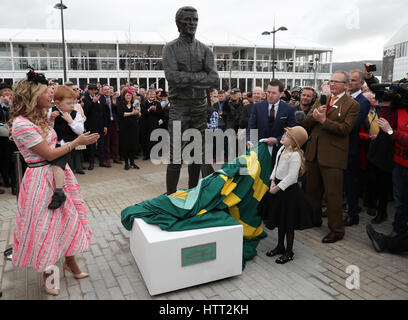 AP McCoy dévoile une statue de lui-même lors de la journée Champion du Festival Cheltenham 2017 à l'hippodrome de Cheltenham. APPUYEZ SUR ASSOCIATION photo. Date de la photo: Mardi 14 mars 2017. Voir PA Story RACING Cheltenham. Le crédit photo devrait se lire comme suit : David Davies/PA Wire. Banque D'Images