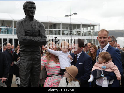 AP McCoy dévoile une statue de lui-même au cours de la journée Champion 2017 Cheltenham Festival à l'Hippodrome de Cheltenham. Banque D'Images