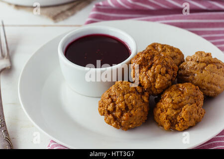 Boulettes de viande avec la sauce aux cerises selective focus Banque D'Images