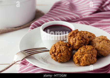 Boulettes de viande avec la sauce aux cerises selective focus Banque D'Images