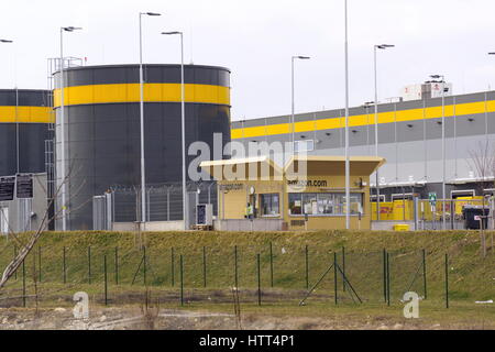 DOBROVIZ, RÉPUBLIQUE TCHÈQUE - le 12 mars : les gardes de sécurité, debout devant Amazon bâtiment logistique le 12 mars 2017 dans Dobroviz, République tchèque. Banque D'Images