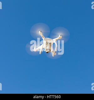 DJI Phantom 4 drone avec appareil photo en vol. Banque D'Images