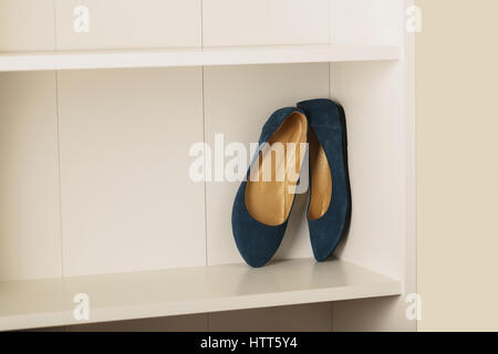 Womens shoes (appartements) sur l'étagère dans le placard. Focus sélectif. Banque D'Images