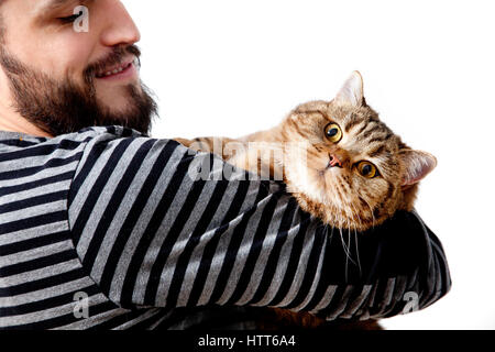 Bearder homme avec son beau chat sur fond blanc. Les personnes et les animaux. Les propriétaires d'animaux et le mode de vie Banque D'Images