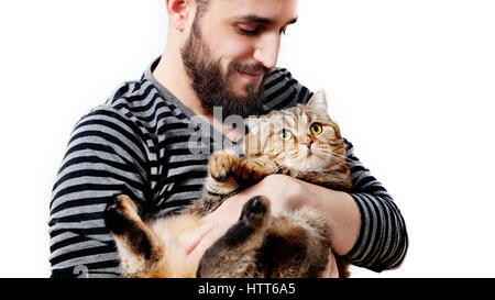 Bearder homme avec son beau chat sur fond blanc. Les personnes et les animaux. Les propriétaires d'animaux et le mode de vie Banque D'Images