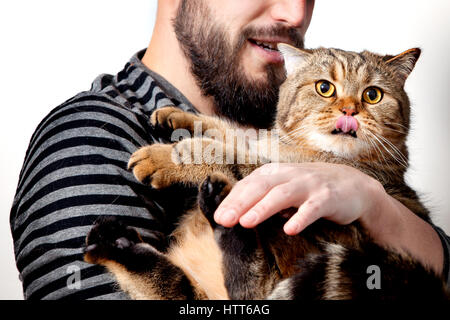 Bearder homme avec son beau chat sur fond blanc. Les personnes et les animaux. Les propriétaires d'animaux et le mode de vie Banque D'Images