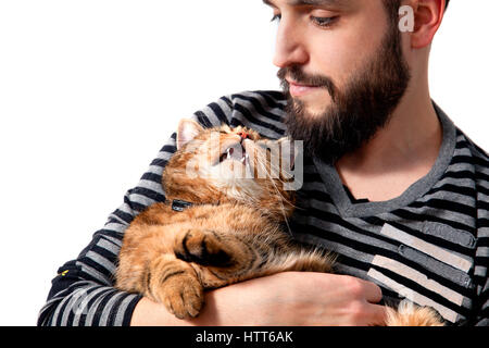 Bearder homme avec son beau chat sur fond blanc. Les personnes et les animaux. Les propriétaires d'animaux et le mode de vie Banque D'Images