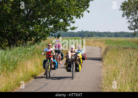 Famille en vacances location voyage avec vélos couchés et les vélos aux Pays-Bas Banque D'Images